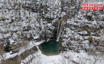 Sinop'ta Erfelek Tatlıca Şelaleleri Tabiat Parkı kış güzelliğine büründü