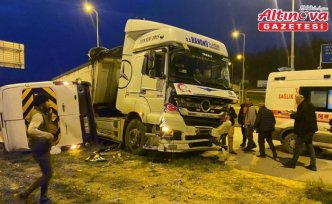 Sinop'ta tır ile çarpışan servis minibüsü şoförü yaralandı