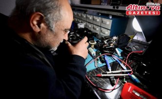 “Tek elle“ sarıldığı mesleğinde fotoğraf makinelerine hayat veriyor