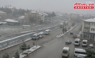 Tokat'ın Yeşilyurt ilçesinde kar yağışı etkili oluyor