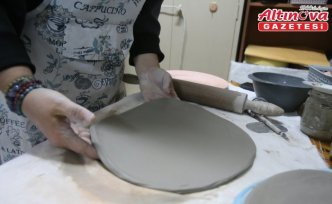 Tokat'ta seramik eğitimi alan kadın süs eşyaları yapıyor