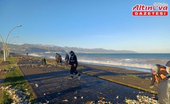 Trabzon'da fırtınada sahile vuran atıklar temizlendi