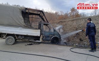 Amasya'da seyir halindeyken yangın çıkan kamyonet kullanılamaz hale geldi
