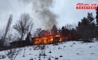 Artvin'de çıkan yangında ahşap ev kullanılamaz hale geldi