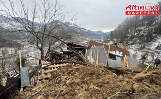 Artvin'de heyelanda ev ve ahır yıkıldı
