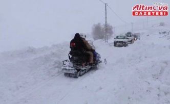 Bayburt'ta yolu kapalı köydeki hasta kar motoruyla ambulansa taşındı
