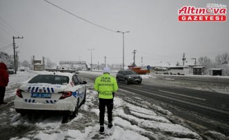 Bolu Dağı'nın Ankara istikameti kar nedeniyle ağır tonajlı araçların geçişine kapatıldı