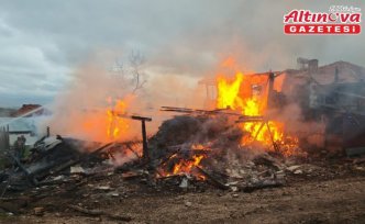 Bolu'da kullanılmayan ahşap köy evi yandı