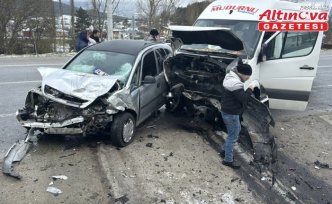 Bolu'da minibüs ile otomobilin çarpıştığı kazada 1 kişi öldü, 9 kişi yaralandı