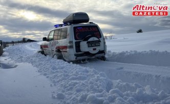 Bolu'da paletli ambulans ekipleri, karlı yolları aşarak hastaların imdadına yetişiyor