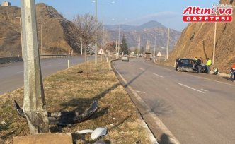 Çorum'da aydınlatma direğine çarpan otomobildeki 3 doktor yaralandı