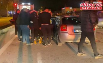 Çorum'da kırmızı ışıkta bekleyen çekiciye çarpan otomobilin sürücüsü yaralandı