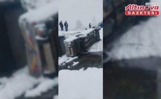 Düzce'de kanala devrilen pikaptaki 2 kişi yaralandı