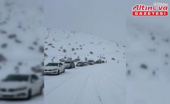 Gümüşhane-Erzincan kara yolu kar yağışı nedeniyle trafiğe kapatıldı