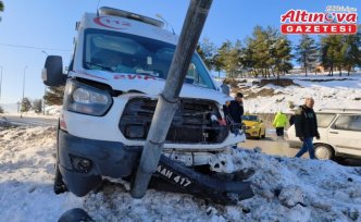 Karabük'te cip ile çarpışan ambulanstaki 2 sağlık çalışanı yaralandı