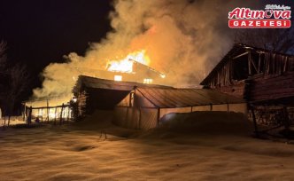 Karabük'te yangın çıkan 2 katlı ev kullanılamaz hale geldi