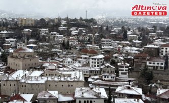 Safranbolu'nun tarihi yapıları beyaza büründü