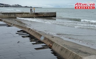 Samsun'da fırtına nedeniyle dalgaların çarptığı duvar yıkıldı