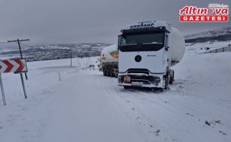 Tokat'ta kar nedeniyle mahsur kalan doğal gaz yüklü tanker İl Özel İdaresi ekiplerince kurtarıldı