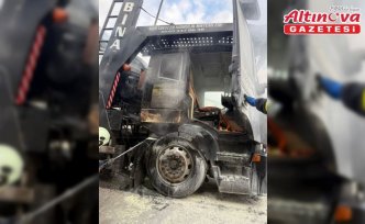 Tosya'da seyir halindeki tır yangın sonucu kullanılamaz hale geldi
