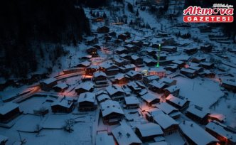 Trabzon'da yüzeyi buz tutan Uzungöl görülmeye değer manzaralar sunuyor