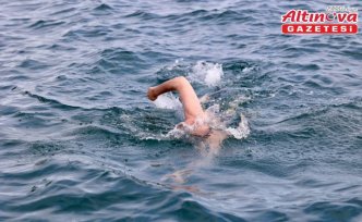 Vali Serdengeçti, Karadeniz’in güzelliğine yüzerek dikkat çekti