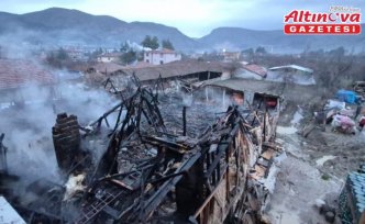 Amasya'da çıkan yangında binanın çatısı ile ahırda zarar oluştu