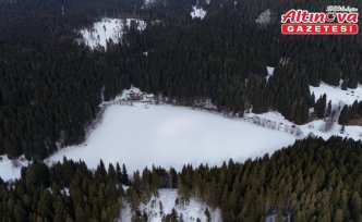 Artvin'in “sakin şehir“ ünvanlı Şavşat ilçesindeki Karagöl'ün yüzeyi buz tuttu
