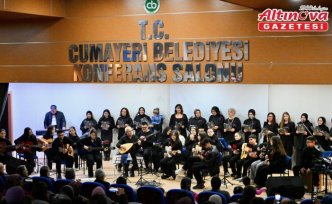 Belediye başkanının bağlamasıyla eşlik ettiği ilçe halk korosu unutulmaz şarkıları seslendiriyor