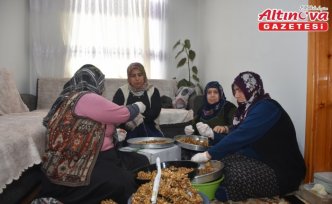 Kadınlar ipe ceviz dizerek hem ev ekonomisine katkı sağlıyor hem de zamanlarını değerlendiriyor