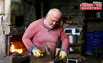 Tutkuyla dövdüğü demir ve çeliği yaklaşık 40 yıldır tarım aletlerine dönüştürüyor