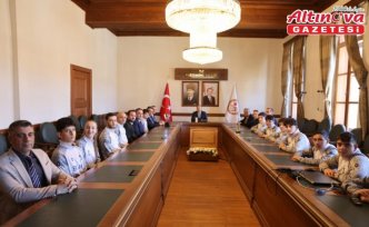 Kastamonu Valisi Dallı, voleybolda Türkiye şampiyonu olan öğrencilerle bir araya geldi