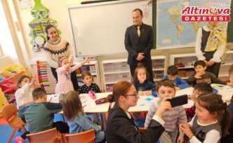 Kastamonu'da anaokulu öğrencilerinin esnafla bayramlaşmasının videosu ilgi gördü