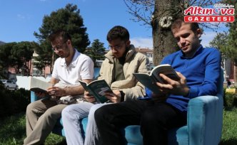 Amasya'da üniversite öğrencileri Kütüphaneler Haftası'nı bahçede kitap okuyarak kutladı