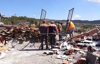 Çorum'da baraj havzasına yapılan kaçak yapıların yıkımına başlandı