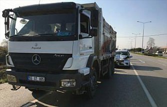 Samsun'da hafif ticari araçla kamyonun çarpışması sonucu 2 kişi yaralandı