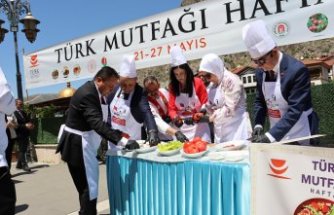 Amasya'da “Türk Mutfağı Haftası“nda Vali ve Belediye Başkanı “şehzade kebabı“ yaptı
