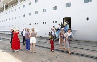 Astoria Grande kruvaziyeri 998 yolcusuyla Samsun Limanı'na demirledi