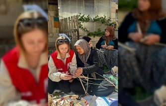 Bolu'da Kızılay gönüllüsü kadınlar köylerdeki hemcinslerine günlük işlerinde yardımcı oldu