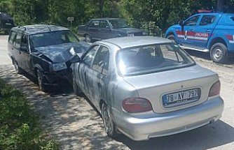 Karabük'te iki otomobilin çarpıştığı kazada 1 kişi yaralandı