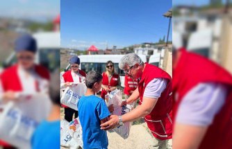 Türk Kızılay Bolu Şubesi gönüllüleri, Hatay'da depremzede çocuklara bayramlık dağıttı