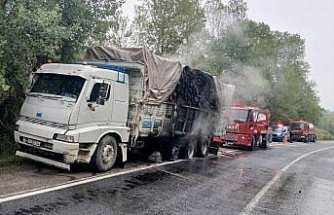 Karabük'te seyir halindeki kamyonun lastikleri yandı