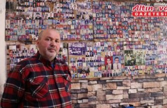 Tıraş ettiği müşterilerinden 28 yıldır aldığı 3 bin fotoğrafı iş yerinde sergiliyor