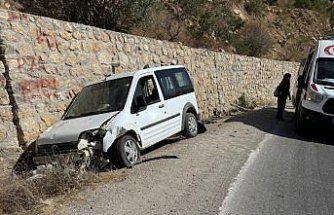 Çorum'da istinat duvarına çarpan hafif ticari araçtaki 2 kişi yaralandı