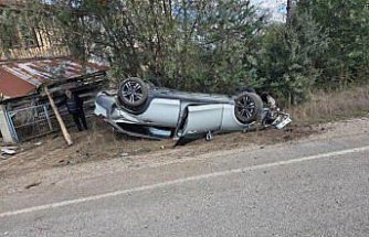 Karabük'te devrilen otomobildeki 2 kişi yaralandı
