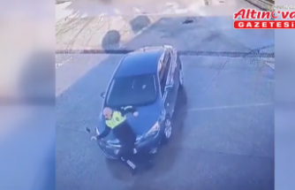Samsun'da otomobilin trafik polisine çarpması güvenlik kamerasında