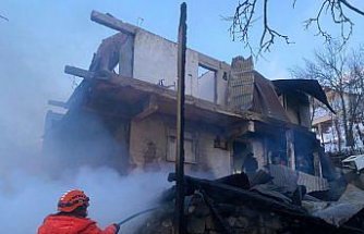 Artvin'de çıkan yangında 2 katlı ev kullanılamaz hale geldi