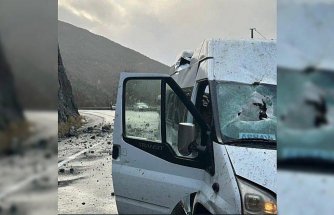 Artvin'de seyir halindeki yolcu minibüsüne kaya parçaları düştü