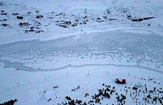 Bayburt'taki Aydıntepe Göleti'nin yüzeyi buz tuttu