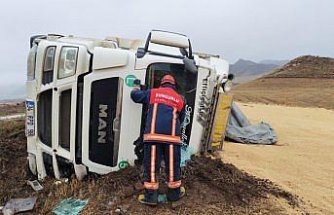 Çorum'da buğday yüklü tır devrildi, sürücü yaralandı